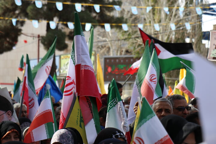 راهپیمایی باشکوه ۲۲ بهمن با حضور گسترده اقشار مختلف مردم در شهر کرمان برگزار شد.