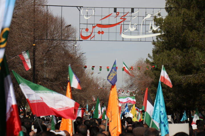 راهپیمایی باشکوه ۲۲ بهمن با حضور گسترده اقشار مختلف مردم در شهر کرمان برگزار شد.