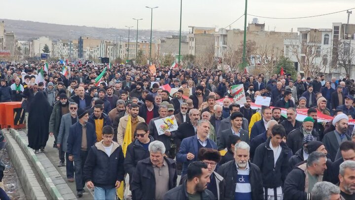 تصاویر/ حضور پرشور مردم دماوند در راهپیمایی ۲۲ بهمن