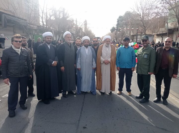 تصاویر/ حضور اساتید و طلاب مدرسه علمیه آیت‌الله مدنی کاشانی(ره) در راهپیمایی ۲۲ بهمن