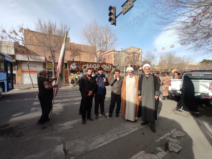تصاویر/ حضور اساتید و طلاب مدرسه علمیه آیت‌الله مدنی کاشانی(ره) در راهپیمایی ۲۲ بهمن