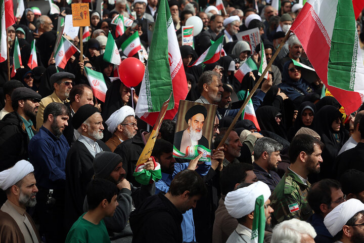 گزارش تصویری؛
اجتماع پرشور راهپیمایی ۲۲ بهمن شهر مقدس قم در جوار حرم بانوی کرامت