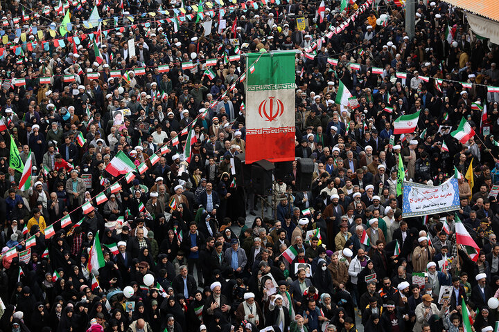 گزارش تصویری؛
اجتماع پرشور راهپیمایی ۲۲ بهمن شهر مقدس قم در جوار حرم بانوی کرامت