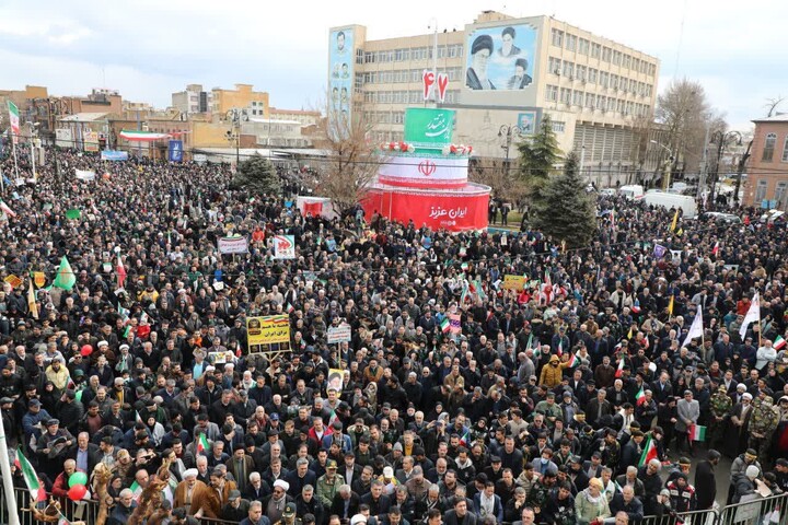 حماسه‌ای در باران؛ حضور پرشور مردم ارومیه در راهپیمایی 22 بهمن