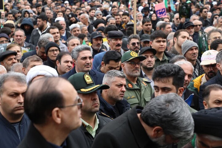 حماسه‌ای در باران؛ حضور پرشور مردم ارومیه در راهپیمایی 22 بهمن