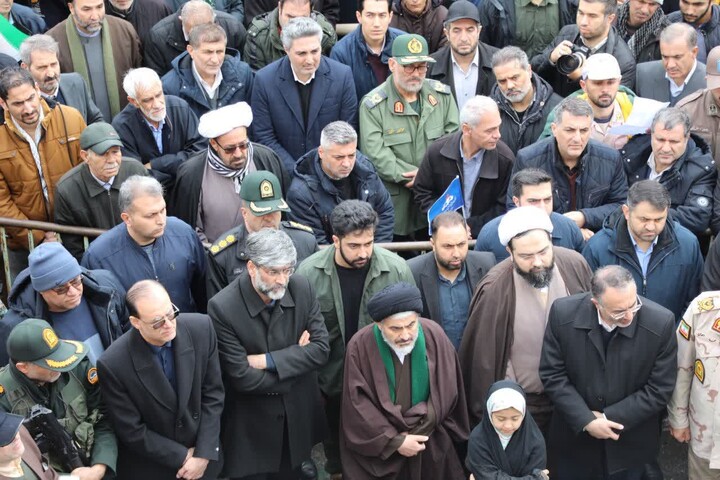 حماسه‌ای در باران؛ حضور پرشور مردم ارومیه در راهپیمایی 22 بهمن