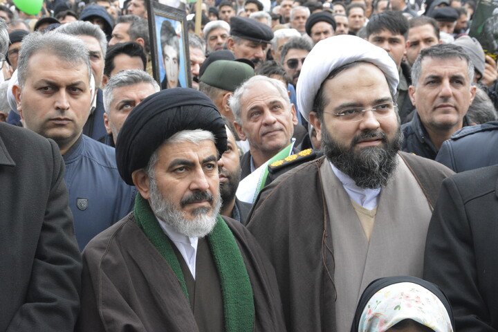 حماسه‌ای در باران؛ حضور پرشور مردم ارومیه در راهپیمایی 22 بهمن