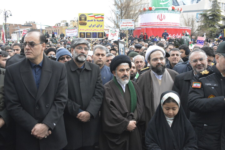 حماسه‌ای در باران؛ حضور پرشور مردم ارومیه در راهپیمایی 22 بهمن