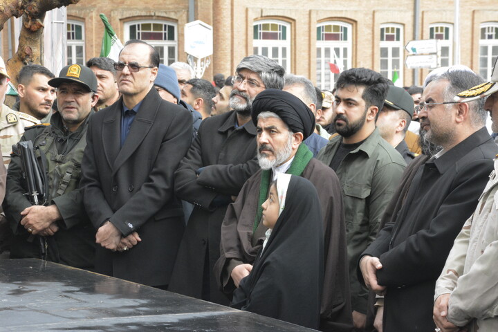 حماسه‌ای در باران؛ حضور پرشور مردم ارومیه در راهپیمایی 22 بهمن