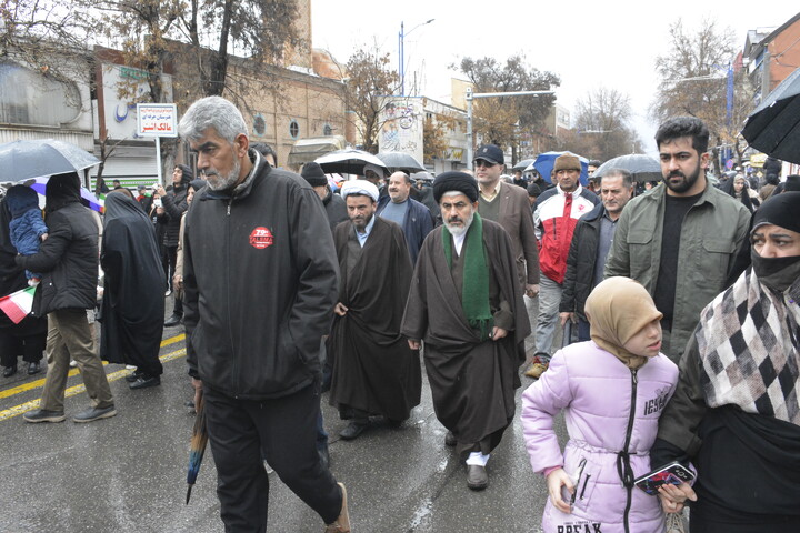 حماسه‌ای در باران؛ حضور پرشور مردم ارومیه در راهپیمایی 22 بهمن