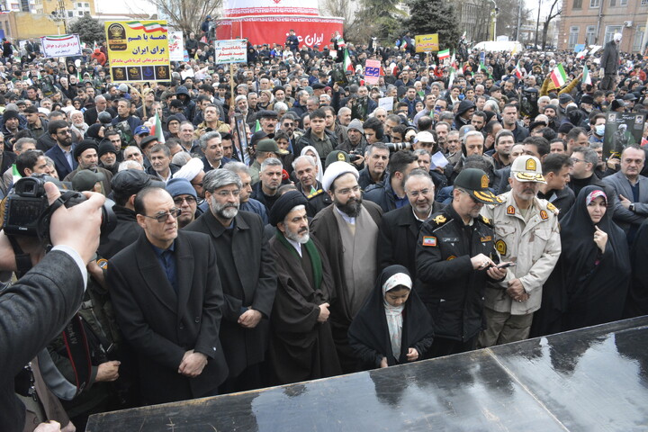 حماسه‌ای در باران؛ حضور پرشور مردم ارومیه در راهپیمایی 22 بهمن