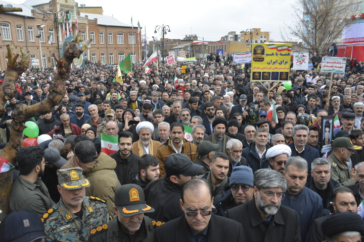حماسه‌ای در باران؛ حضور پرشور مردم ارومیه در راهپیمایی 22 بهمن