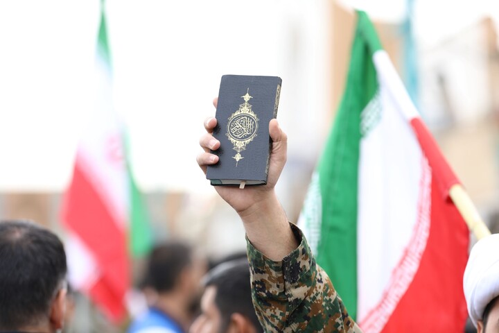 تصاویر/ حضور مردم یزد با نماد قرآن در راهپیمایی ۲۲ بهمن