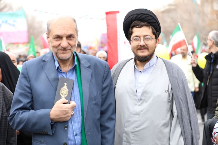 تصاویر/ حضور مردم یزد با نماد قرآن در راهپیمایی ۲۲ بهمن