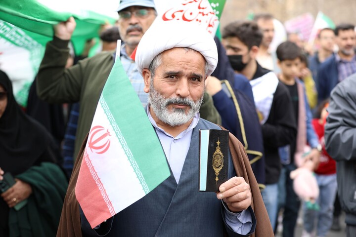 تصاویر/ حضور مردم یزد با نماد قرآن در راهپیمایی ۲۲ بهمن