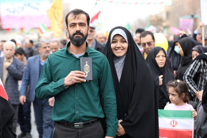 تصاویر/ حضور مردم یزد با نماد قرآن در راهپیمایی ۲۲ بهمن