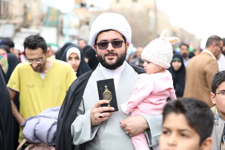 تصاویر/ حضور مردم یزد با نماد قرآن در راهپیمایی ۲۲ بهمن