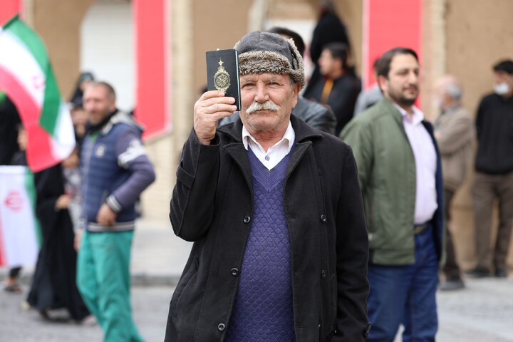 تصاویر/ حضور مردم یزد با نماد قرآن در راهپیمایی ۲۲ بهمن