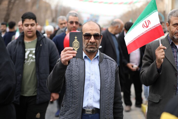 تصاویر/ حضور مردم یزد با نماد قرآن در راهپیمایی ۲۲ بهمن