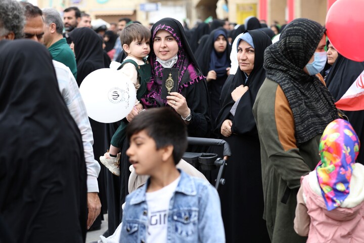 تصاویر/ حضور مردم یزد با نماد قرآن در راهپیمایی ۲۲ بهمن