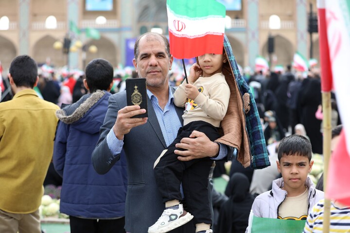 تصاویر/ حضور مردم یزد با نماد قرآن در راهپیمایی ۲۲ بهمن