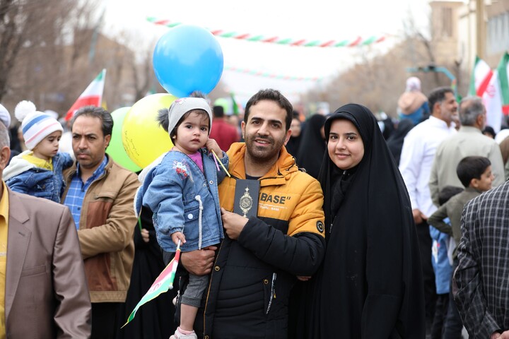 تصاویر/ حضور مردم یزد با نماد قرآن در راهپیمایی ۲۲ بهمن