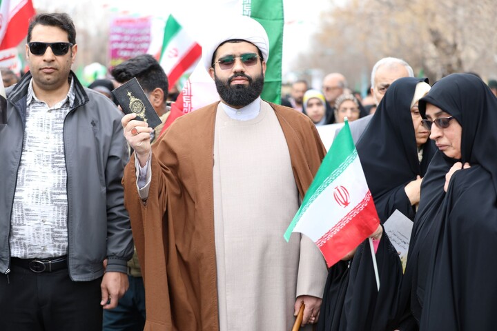 تصاویر/ حضور مردم یزد با نماد قرآن در راهپیمایی ۲۲ بهمن