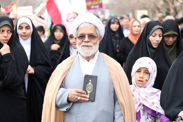 تصاویر/ حضور مردم یزد با نماد قرآن در راهپیمایی ۲۲ بهمن