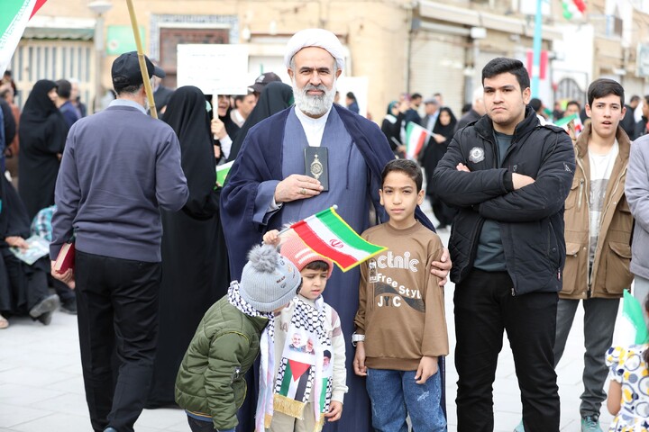 تصاویر/ حضور مردم یزد با نماد قرآن در راهپیمایی ۲۲ بهمن