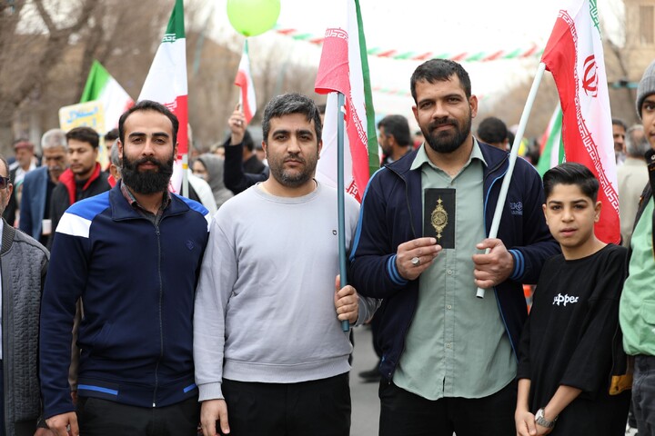 تصاویر/ حضور مردم یزد با نماد قرآن در راهپیمایی ۲۲ بهمن