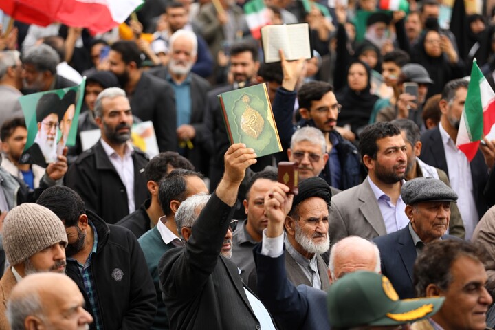 تصاویر/ حضور مردم یزد با نماد قرآن در راهپیمایی ۲۲ بهمن