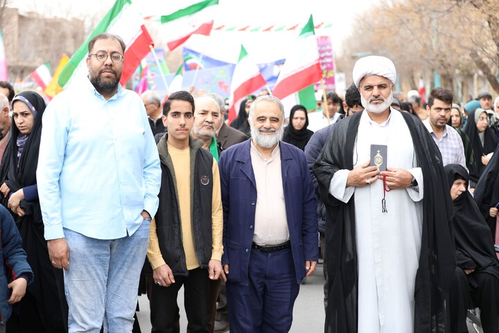 تصاویر/ حضور مردم یزد با نماد قرآن در راهپیمایی ۲۲ بهمن