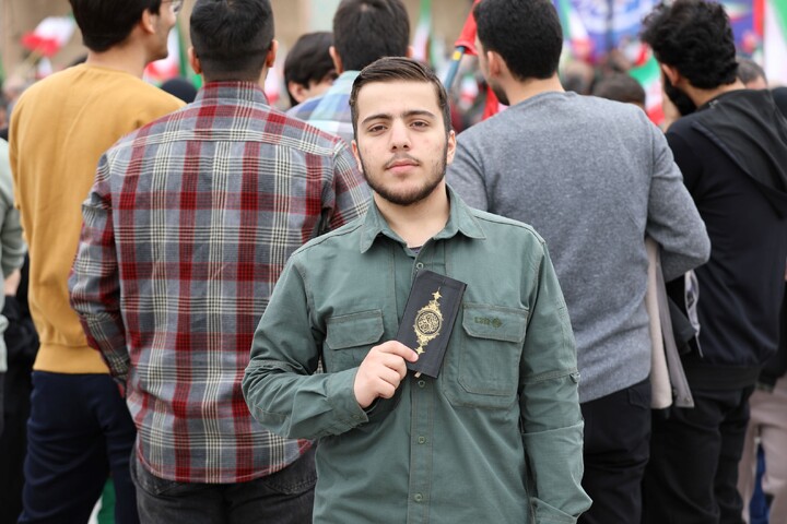 تصاویر/ حضور مردم یزد با نماد قرآن در راهپیمایی ۲۲ بهمن