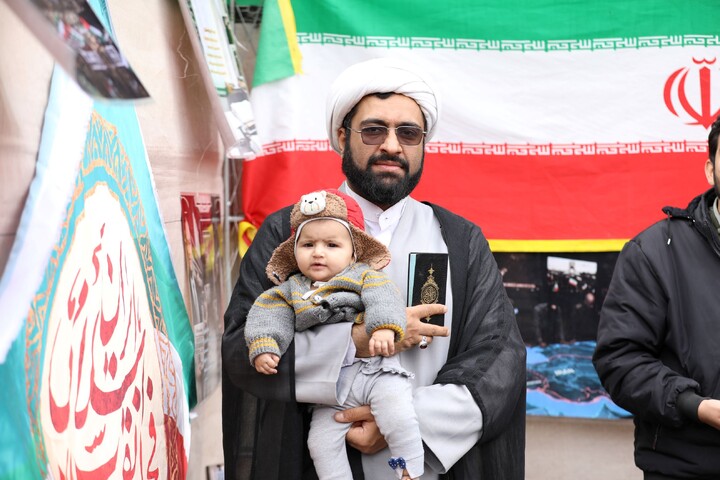 تصاویر/ حضور مردم یزد با نماد قرآن در راهپیمایی ۲۲ بهمن