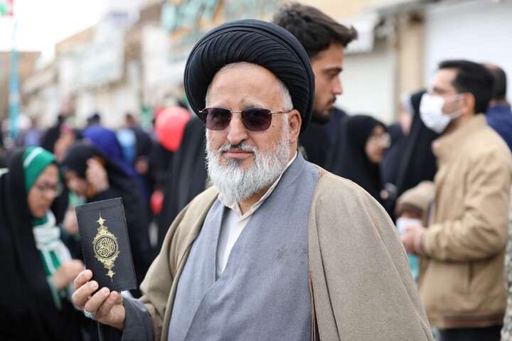 تصاویر/ حضور مردم یزد با نماد قرآن در راهپیمایی ۲۲ بهمن