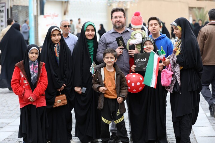 تصاویر/ حضور مردم یزد با نماد قرآن در راهپیمایی ۲۲ بهمن