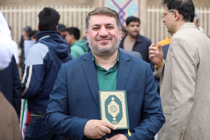 تصاویر/ حضور مردم یزد با نماد قرآن در راهپیمایی ۲۲ بهمن