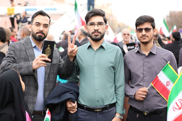 تصاویر/ حضور مردم یزد با نماد قرآن در راهپیمایی ۲۲ بهمن