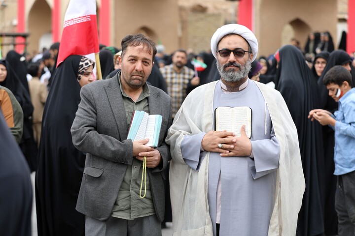 تصاویر/ حضور مردم یزد با نماد قرآن در راهپیمایی ۲۲ بهمن