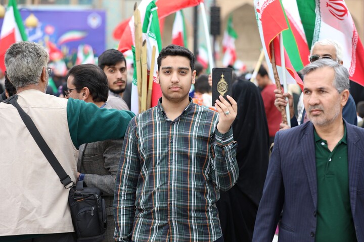 تصاویر/ حضور مردم یزد با نماد قرآن در راهپیمایی ۲۲ بهمن