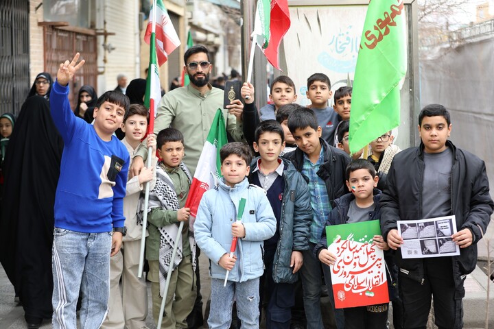 تصاویر/ حضور مردم یزد با نماد قرآن در راهپیمایی ۲۲ بهمن