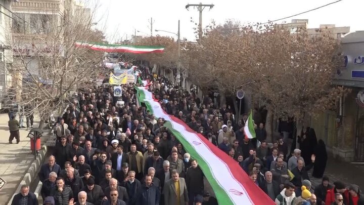 تصاویر/ حضور پرشور مردم تکاب در راهپیمایی ۲۲ بهمن