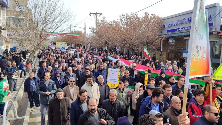 تصاویر/ حضور پرشور مردم تکاب در راهپیمایی ۲۲ بهمن