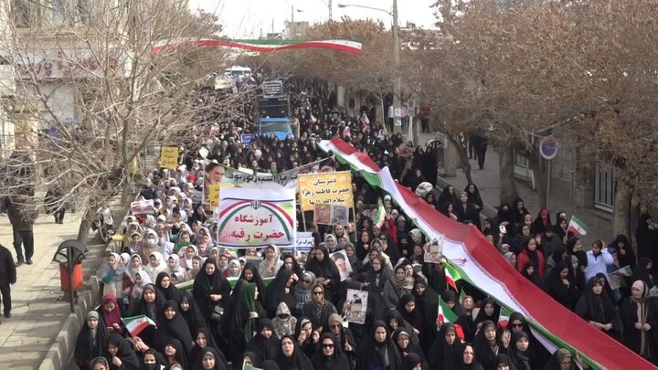 تصاویر/ حضور پرشور مردم تکاب در راهپیمایی ۲۲ بهمن