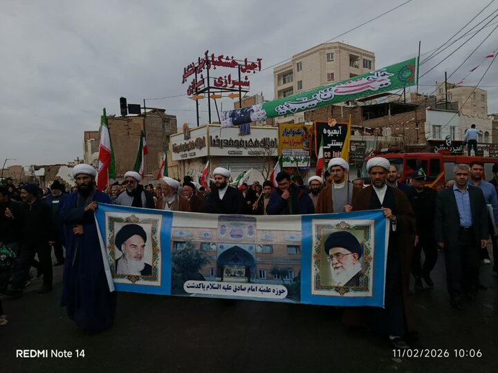 تصاویر/ حضور پرشور و حماسی طلاب و روحانیون شهرستان پاکدشت در جشن ملی ۲۲ بهمن