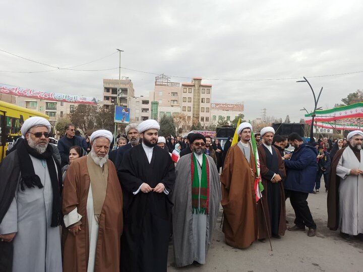 تصاویر/ حضور پرشور و حماسی طلاب و روحانیون شهرستان پاکدشت در جشن ملی ۲۲ بهمن
