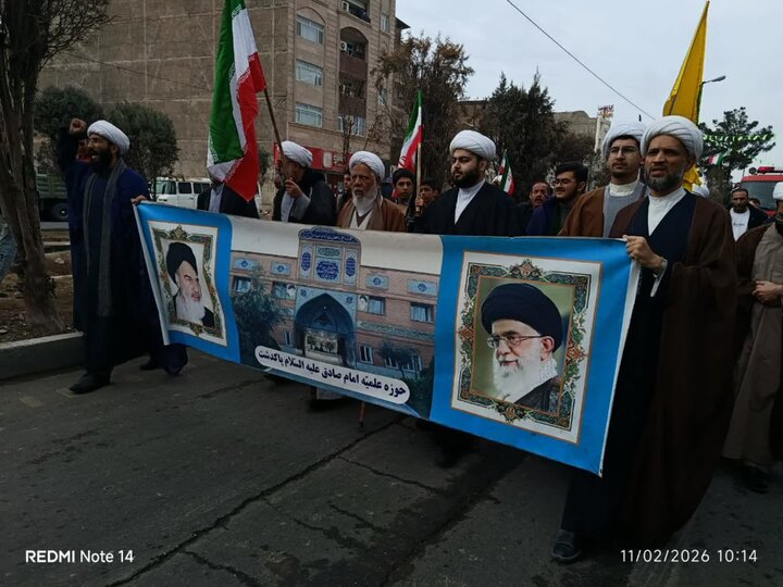 تصاویر/ حضور پرشور و حماسی طلاب و روحانیون شهرستان پاکدشت در جشن ملی ۲۲ بهمن