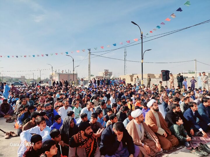 طلاب حوزه علمیه پیامبر اعظم(ص) جازموریان در کنار مردم در راهپیمایی ۲۲ بهمن شرکت کردند.