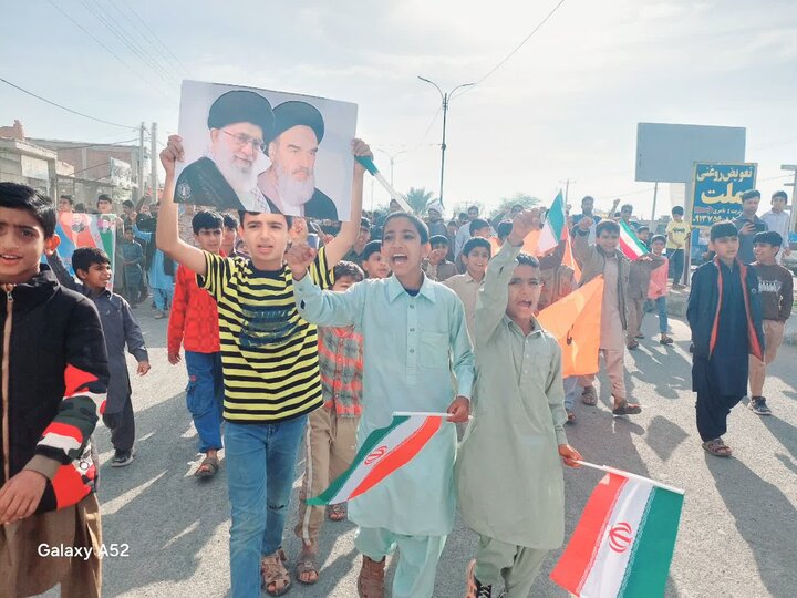 طلاب حوزه علمیه پیامبر اعظم(ص) جازموریان در کنار مردم در راهپیمایی ۲۲ بهمن شرکت کردند.