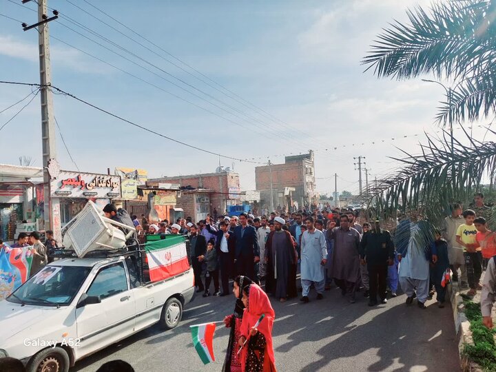 طلاب حوزه علمیه پیامبر اعظم(ص) جازموریان در کنار مردم در راهپیمایی ۲۲ بهمن شرکت کردند.